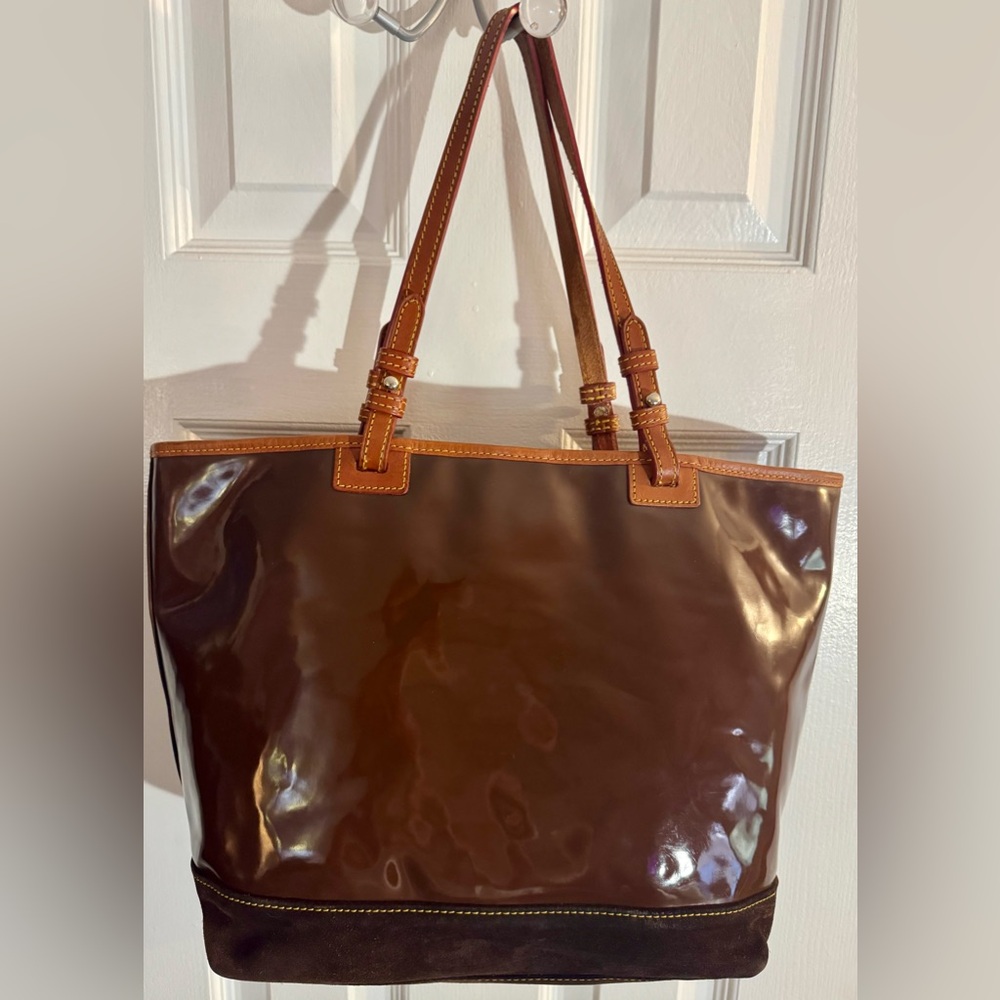 Dooney & Bourke Brown Patent Leather Venus Lee Tote Suede Bottom Red Interior - Picture 4 of 16